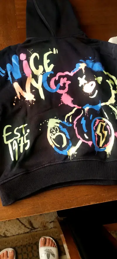 Polerón con capucha negro estampado - miniatura 2