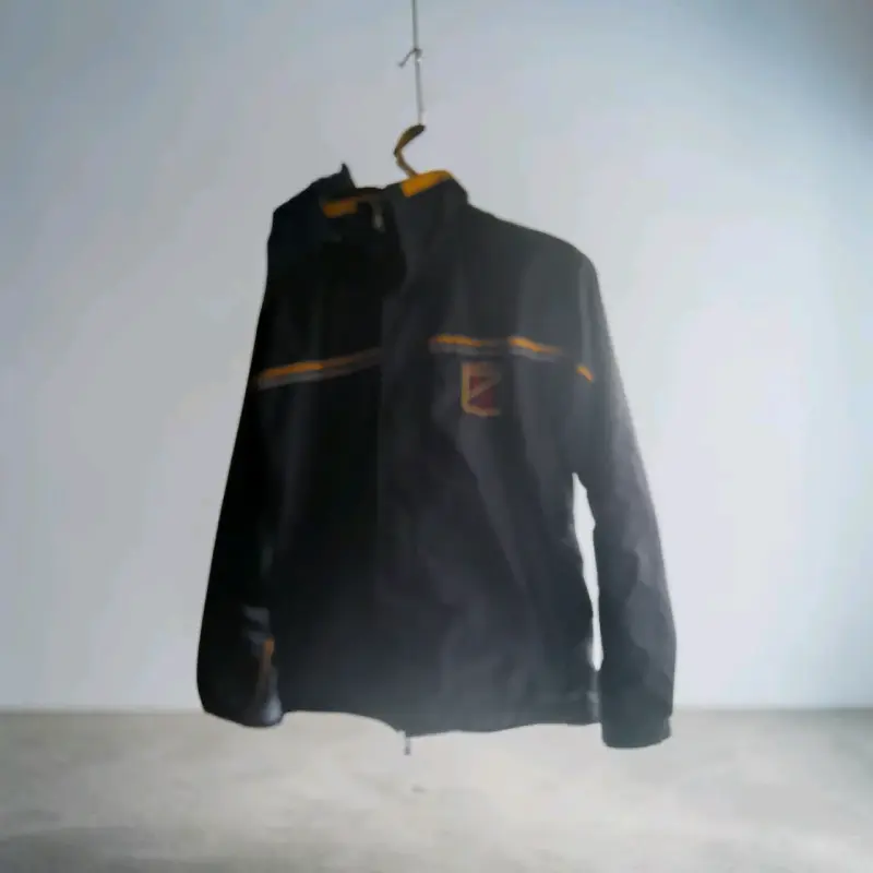 Chaqueta negra con detalles amarillos