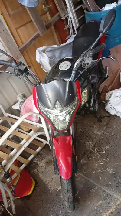 Moto roja en buen estado - miniatura 1
