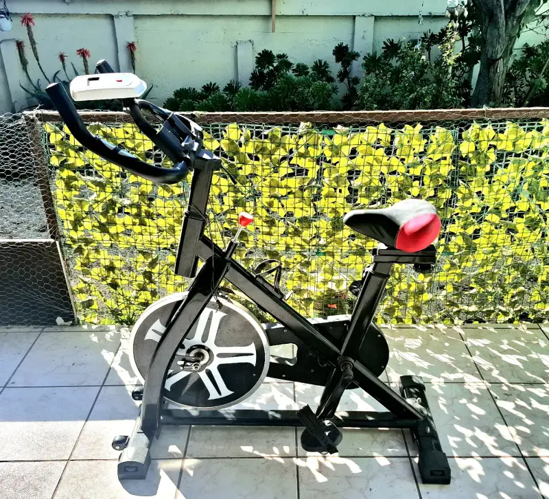 Bicicleta estática negra - 1