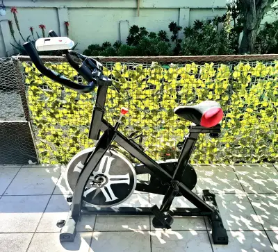 Bicicleta estática negra - miniatura 1