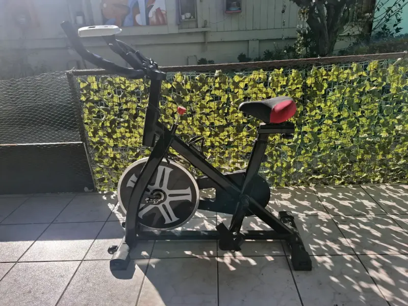 Bicicleta estática negra - 3