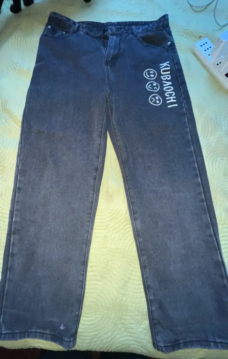 Jeans oscuros con estampado - 1