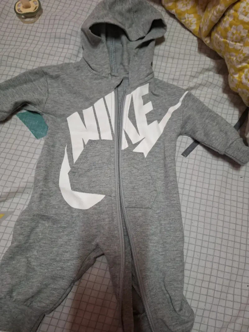 Buzo bebé Nike gris con capucha - 1