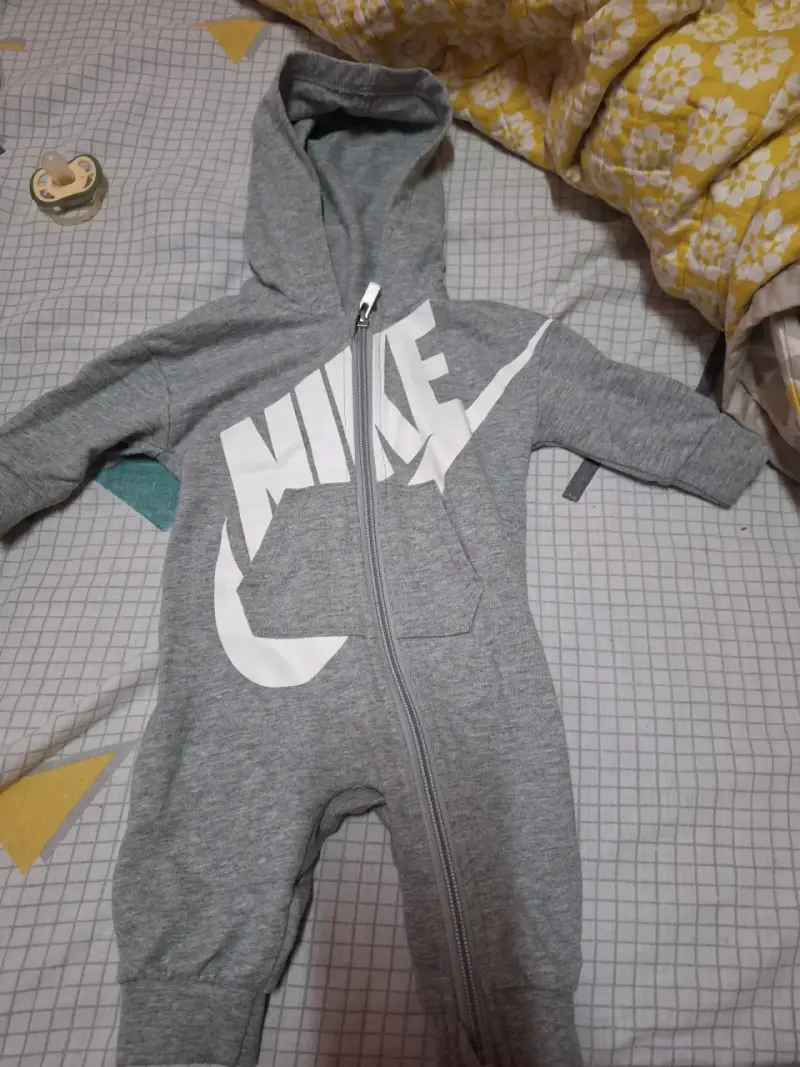 Buzo bebé Nike gris con capucha - 2