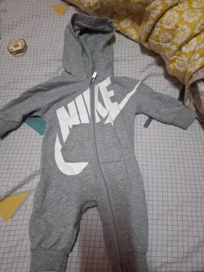 Buzo bebé Nike gris con capucha - miniatura 2