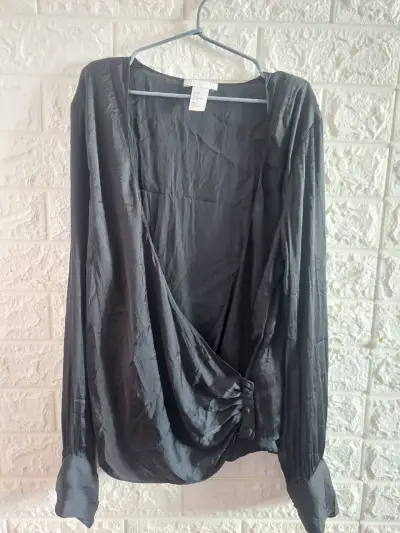 Blusa negra ligera con pliegues - miniatura 1