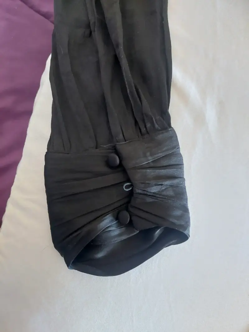 Blusa negra ligera con pliegues - 2