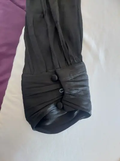 Blusa negra ligera con pliegues - miniatura 2