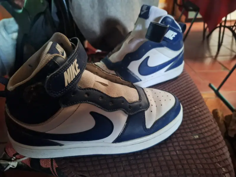 Zapatillas Nike blancas y azules - 1