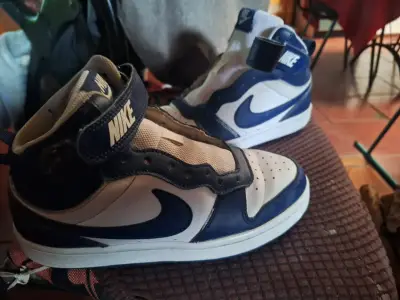 Zapatillas Nike blancas y azules - miniatura 1