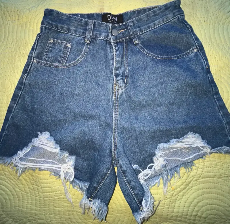 Shorts de mezclilla desgastados - 1
