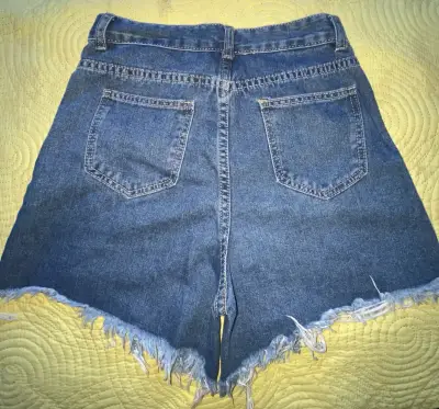 Shorts de mezclilla desgastados - miniatura 2