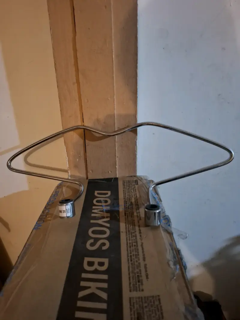 Soporte metálico para abrigo/traje en auto