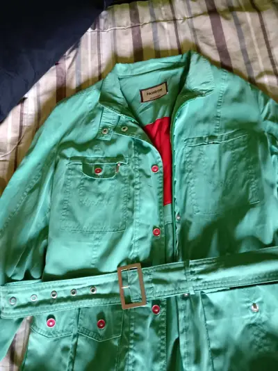 Chaqueta verde con cinturón - miniatura 1
