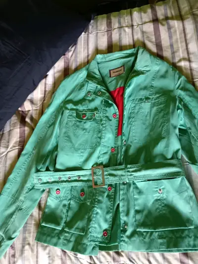 Chaqueta verde con cinturón - miniatura 2