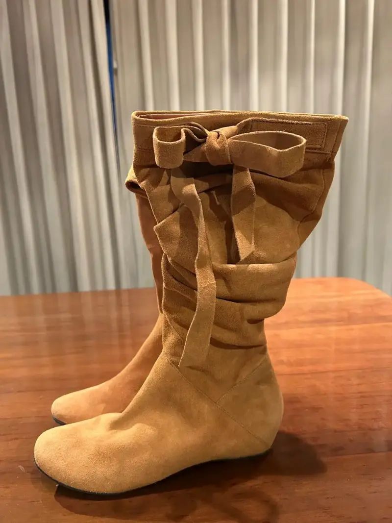 Botas camel con moño 100% cuero gamuza. Nuevas. 37 - 1