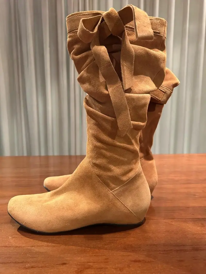 Botas camel con moño 100% cuero gamuza. Nuevas. 37 - 2