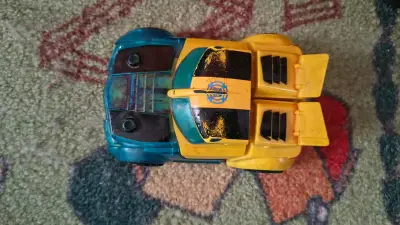 Auto de juguete amarillo y azul - miniatura 1