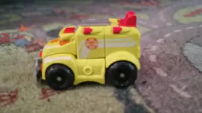 Auto de juguete amarillo y azul - miniatura 3