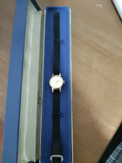 Reloj de pulsera vintage dorado - miniatura 1