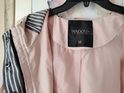 Chaqueta rosa con capucha - miniatura 3