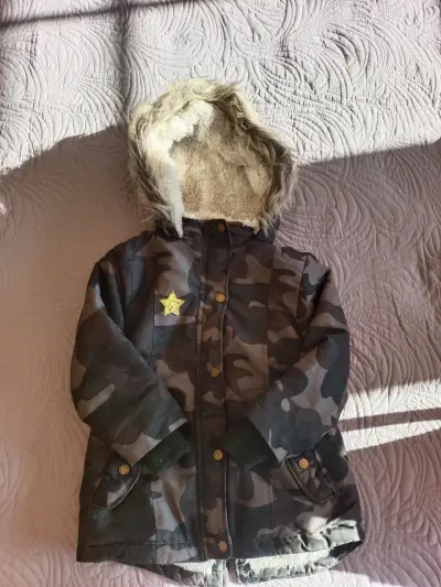 Abrigo camuflado con capucha - miniatura 1