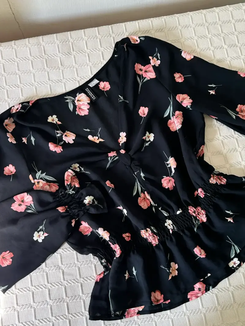 Blusa negra con flores HYM - 1