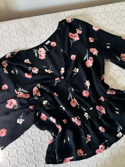 Blusa negra con flores HYM - miniatura 1