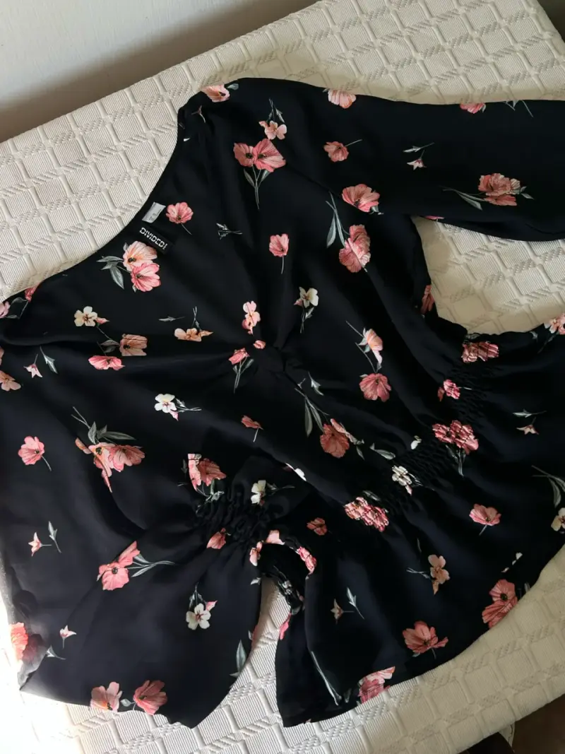 Blusa negra con flores HYM - 2
