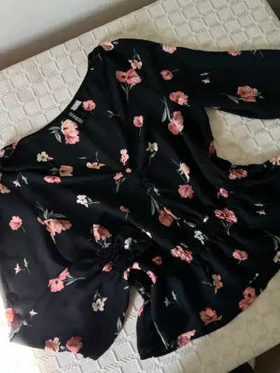 Blusa negra con flores HYM - miniatura 2