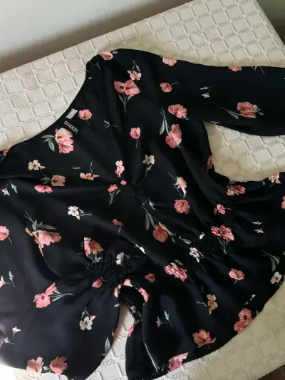 Blusa negra con flores HYM - miniatura 3