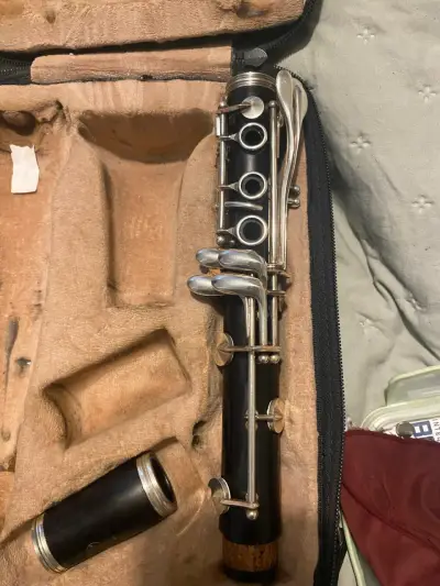 Clarinete en estuche clásico - miniatura 1