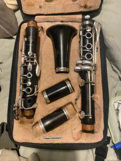 Clarinete en estuche clásico - miniatura 3