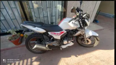 Moto Benelli blanca y roja - miniatura 2