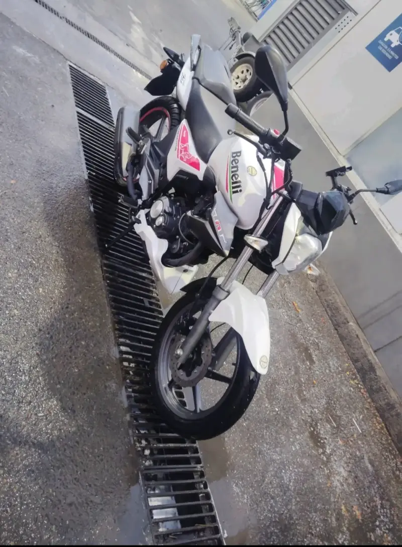 Moto Benelli blanca y roja - 4