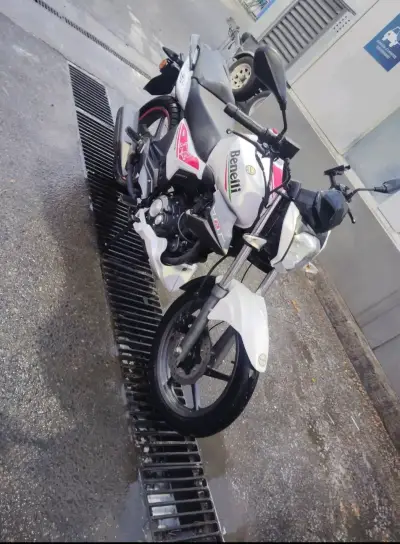 Moto Benelli blanca y roja - miniatura 4