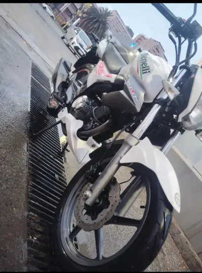 Moto Benelli blanca y roja - miniatura 6