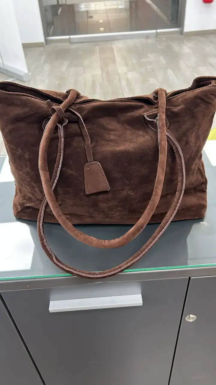 Bolso amplio tipo gamuza PU. Nuevo. café - 1