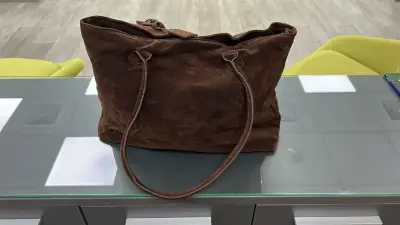Bolso amplio tipo gamuza PU. Nuevo.  café - miniatura 3