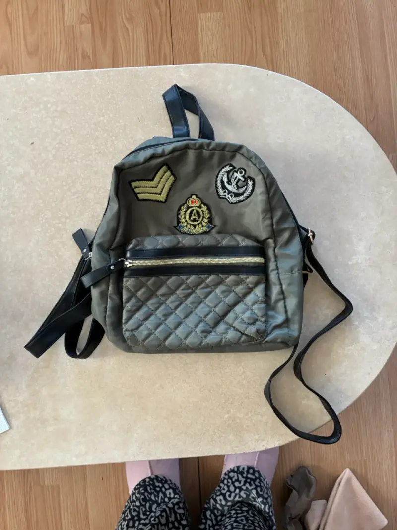 Mochila verde con parches - 1
