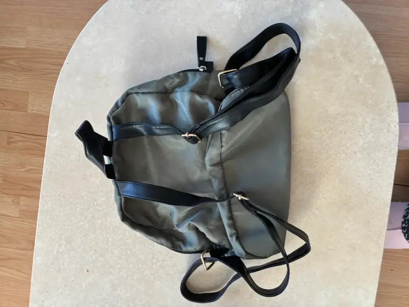Mochila verde con parches - 2