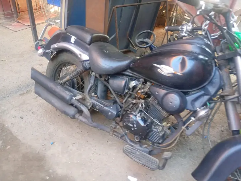 Motocicleta Cruiser negra usada - 1
