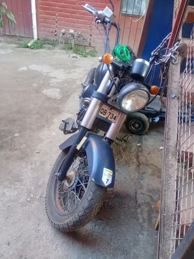 Motocicleta Cruiser negra usada - miniatura 2