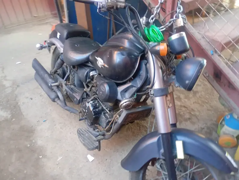 Motocicleta Cruiser negra usada - 3