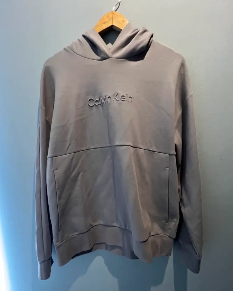Polerón gris Calvin Klein tela ultra suave - 1