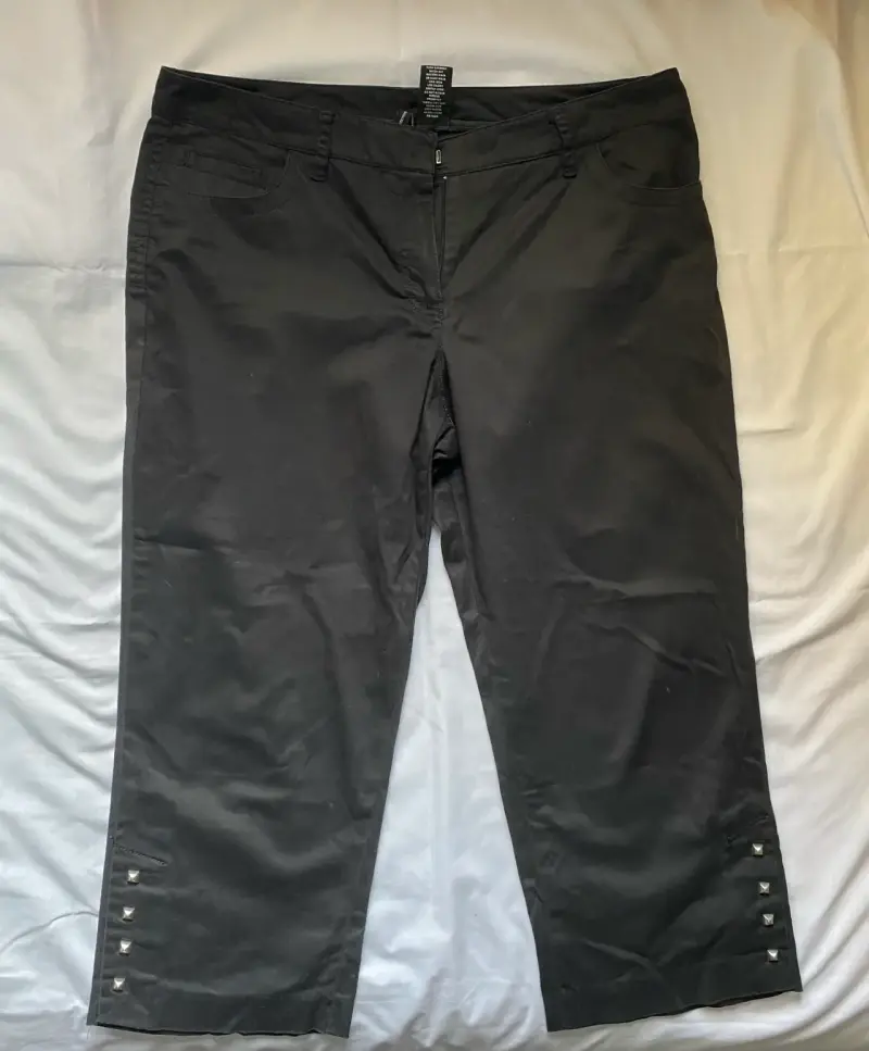 Pantalón capri negro New Direction con tachas - 1