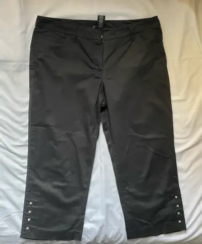 Pantalón capri negro New Direction con tachas - miniatura 1