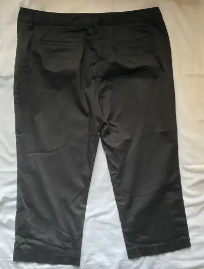 Pantalón capri negro New Direction con tachas - miniatura 2