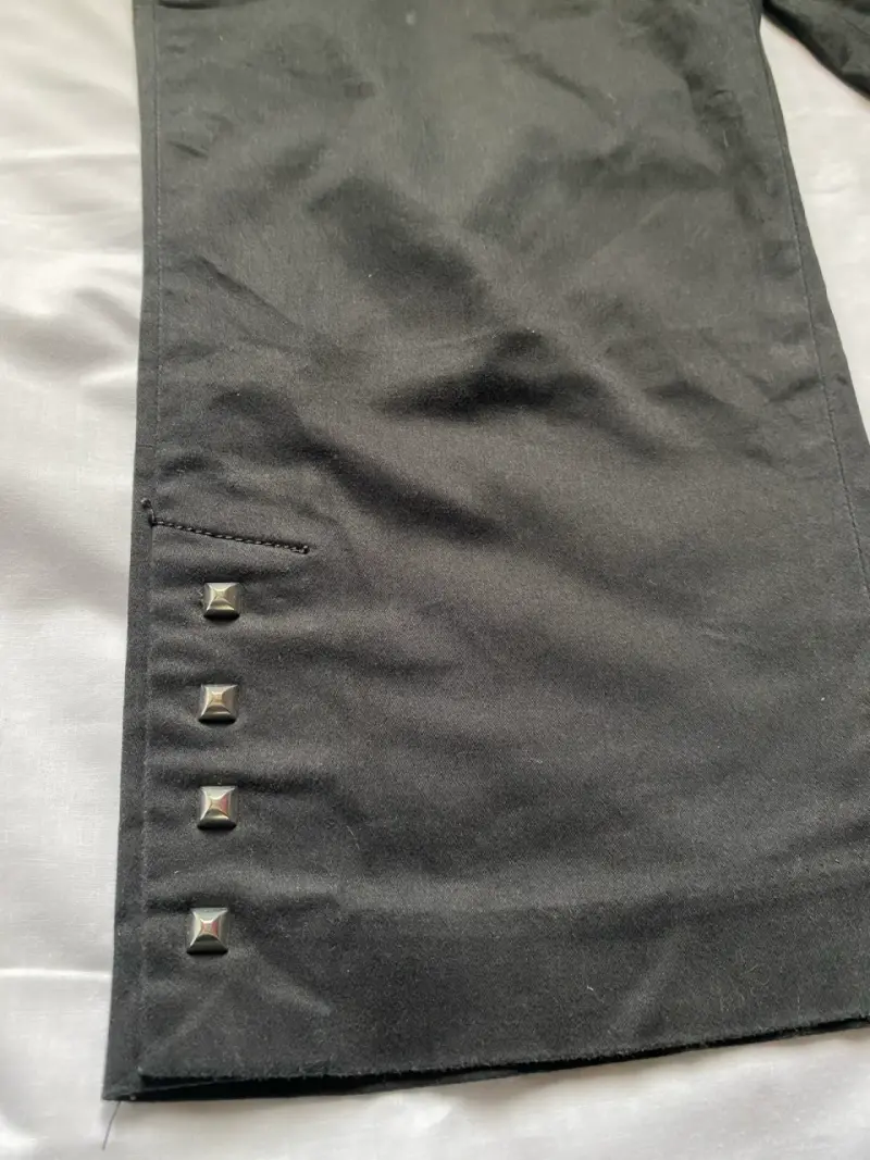 Pantalón capri negro New Direction con tachas - 3